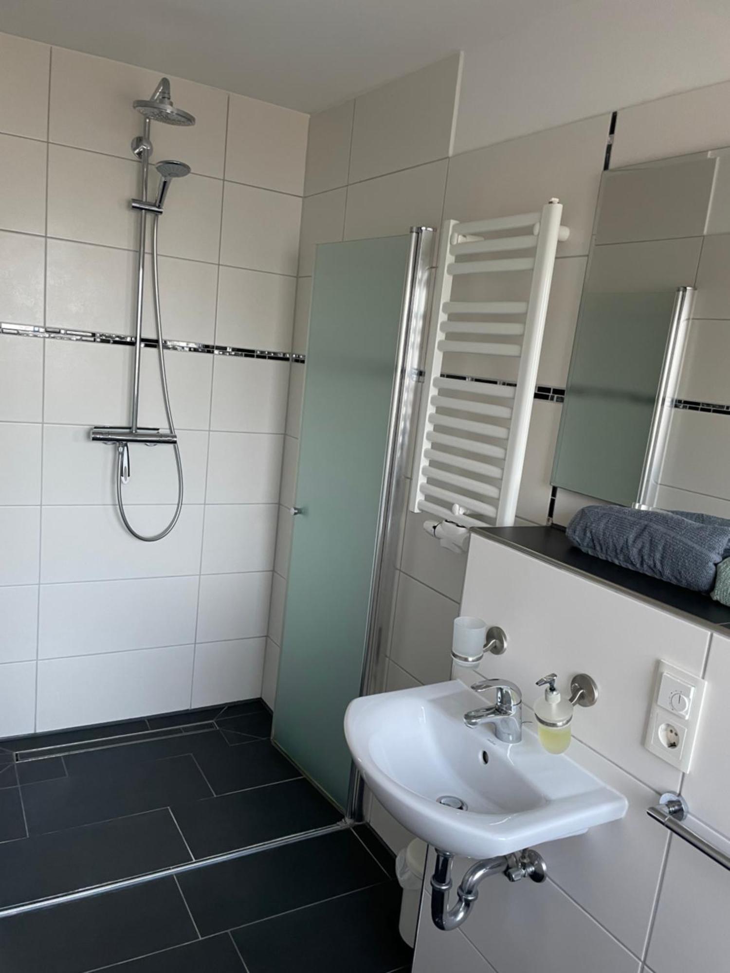 Ferienwohnung Mit Fussbodenheizung Nahe Messe, Gratis Parkplatz Und Abstellplatz E - Bike Хановер Екстериор снимка
