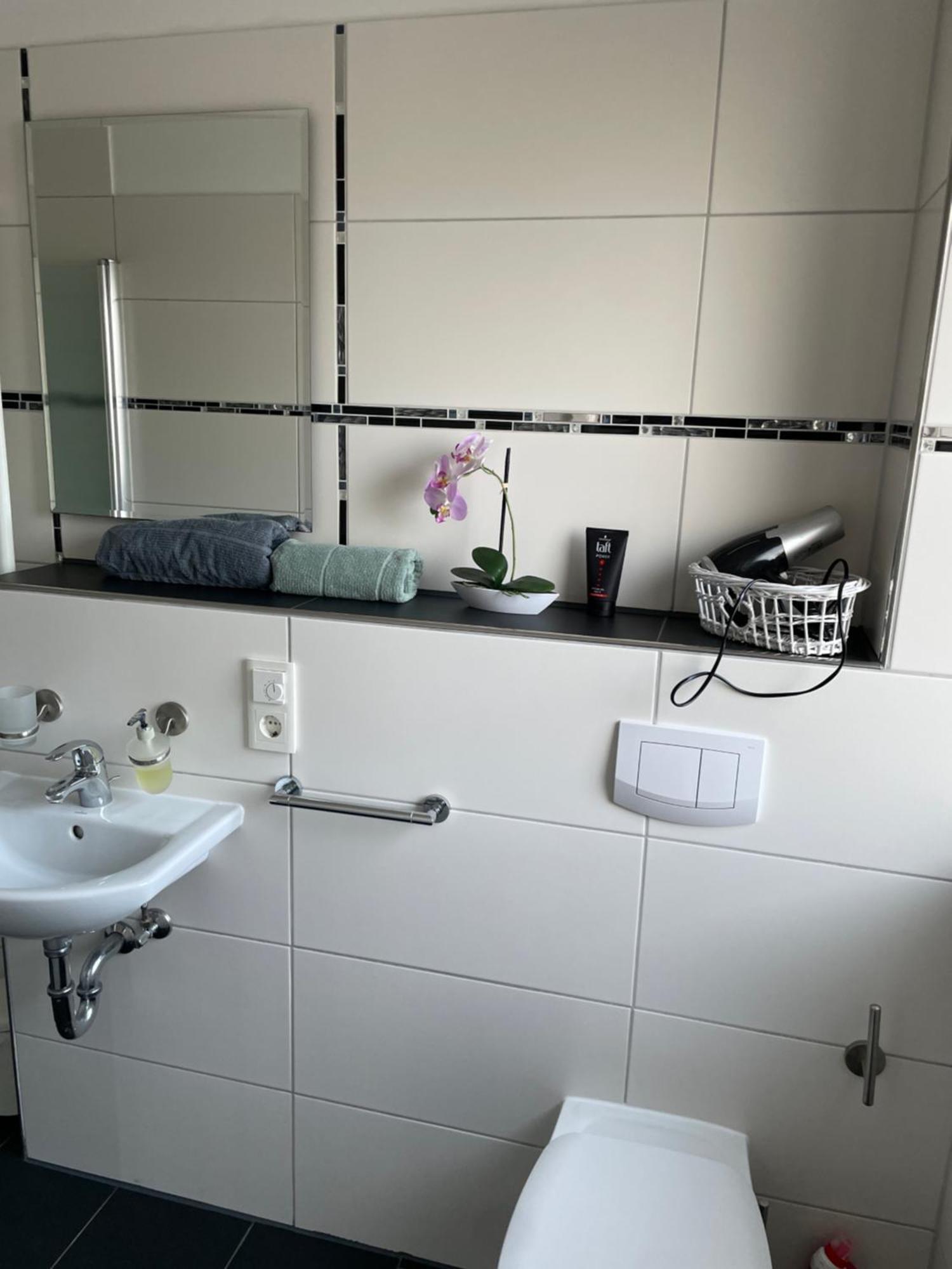 Ferienwohnung Mit Fussbodenheizung Nahe Messe, Gratis Parkplatz Und Abstellplatz E - Bike Хановер Екстериор снимка